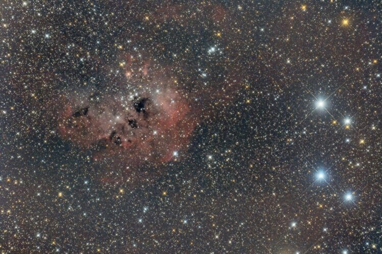 IC 410 vanuit Wateren op 25-3-2017: – 30 opnames van 5 minuten ; ISO800. Gekalibreerd met Bias