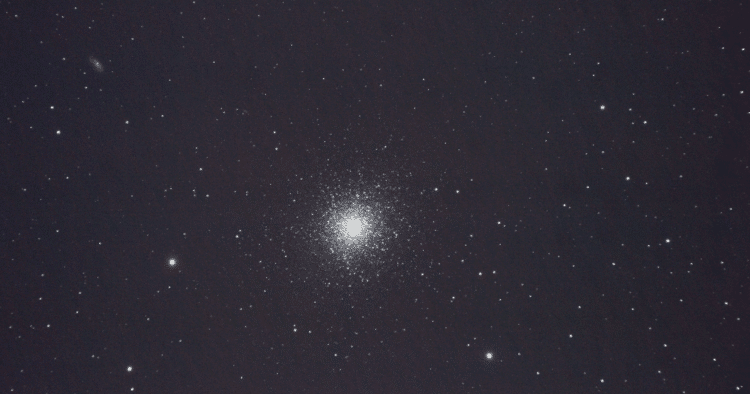 Een foto genomen van M13 in het sterrenbeeld Hercules. M13 is ongeveer 25.000 lichtjaar van ons vand