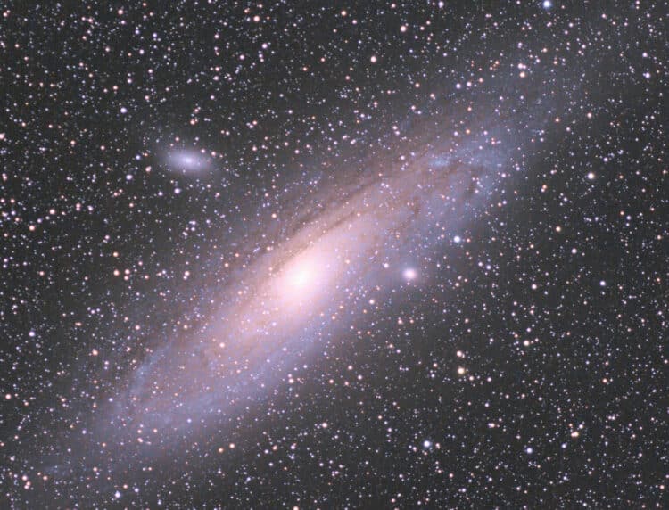 Mabula, I just noticed it (before). To make comparison somewhat easier, this is the M31 image (crop)