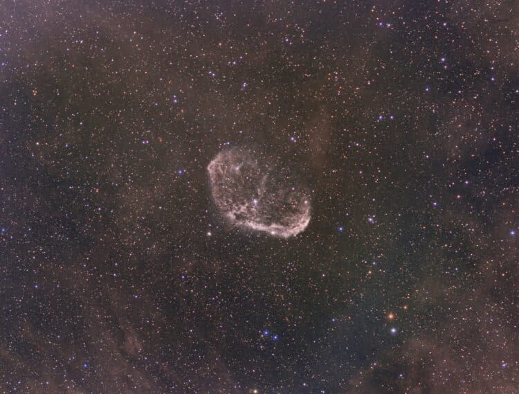 Halve Maan Nevel (NGC6888) genomen met de TS 130/910mm APO, 0,8x reducer, Baader filters en de ZWO A