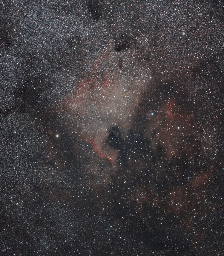 Het onderstaande image is het resultaat van het nieuw stacken van de 100x40s / ISO800 subs van 7 se