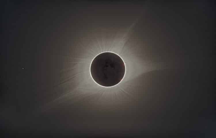 Hierbij een HDR combinatie van 8 eclips opnamen, genomen op 21/8/2017 nabij Terreton, Idaho. Op een 
