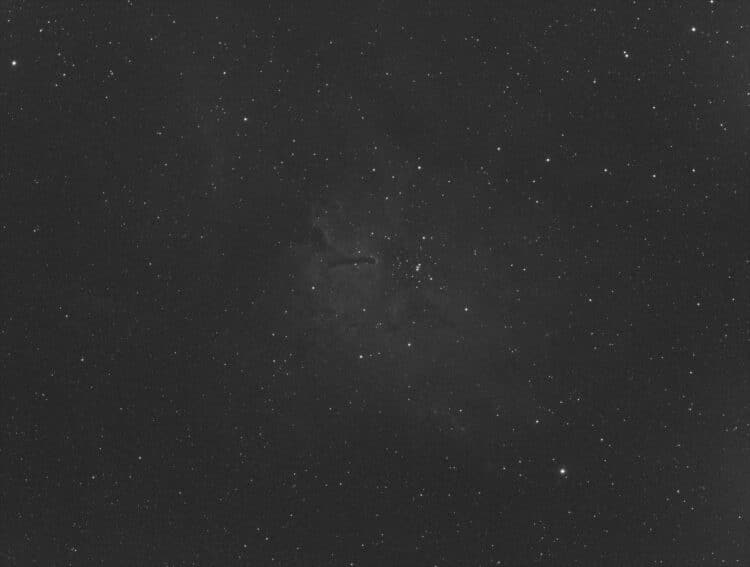 Hier een single sub (op gain 300) met enkel een HistrogramTransformation in PixInsight:NGC6823_300se
