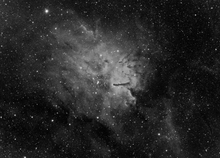 Inmiddels zit ik op 50x 300 sec. Ha subs:NGC6823_Stack_Ha (50 subs) PI