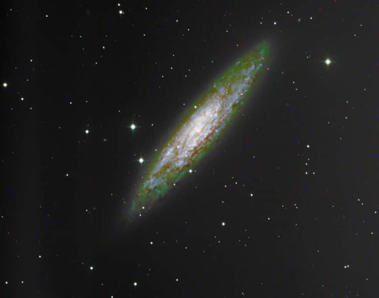 Aardige opname van NGC 253 met T33 van iTelescope (ik woon ook in Nederland 😉 ) Maar er zitt