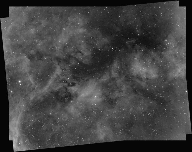 Gestart met een nieuw object waarvan de eerste 30x 300 sec. @ gain 300 Ha subs inmiddels binnen zijn