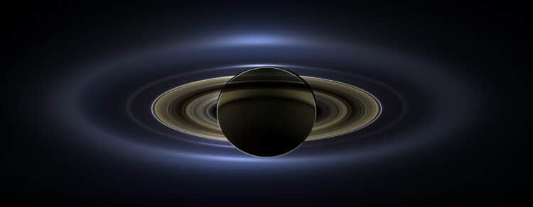 Aanstaande vrijdag neemt de Cassini orbiter een laatste duik tussen de ringen van Saturnus en Saturn
