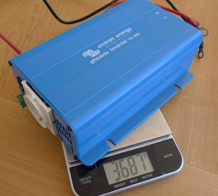 Het nadeel van zo’n mooie sinus inverter is dan weer het gewicht. Ik heb er ook zo 1 op de plank l