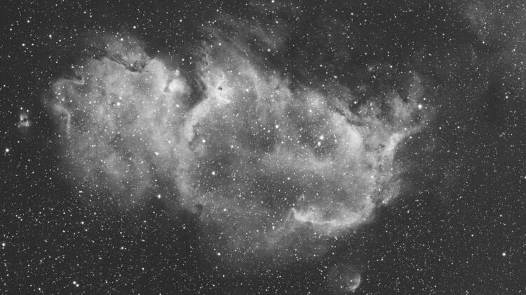 40 x 10 minuten Ha (7nm/QHY16200-Esprit 100 f5.5) op 10,11 en 20 augustus 2017. Gestackt in APP (Mas