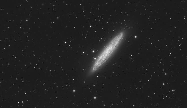 In Stellarium zag ik dat laag in het zuiden NGC253 in beeld was op maximaal 25 graden boven de horiz