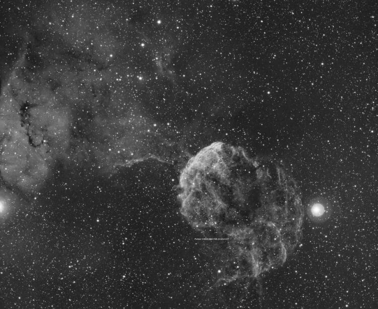 Rechts zien we IC443 en links IC444. De overblijvende snel draaiende neutronenster of pulsar is niet