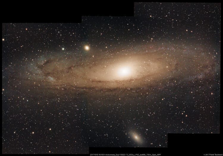 Heel wat werk gehad aan dit uit drie panelen bestaande mozaïek van het Andromeda sterrenstelsel. He