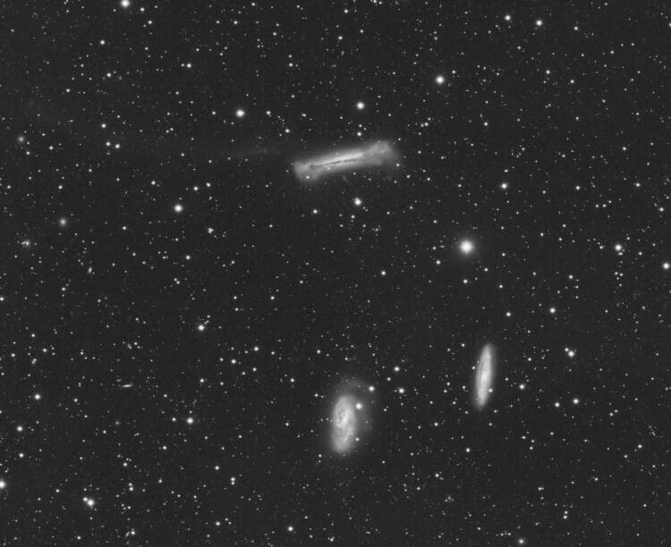 Bouwsteen voor LRGB, dit is 92×600 seconden Luminance voor het leo Triplet. Links van NGC3628 (Hamb