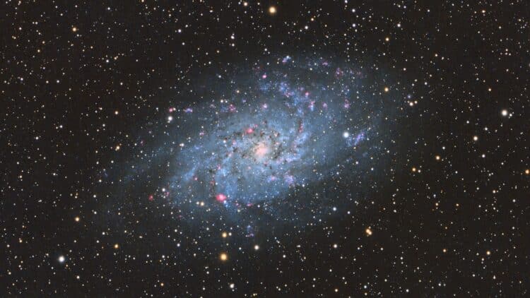 De Canon 6Da RGB (99×240 sec iso1600) was geschoten op 18,19 en 20 augustus 2015, op 28, 29 en
