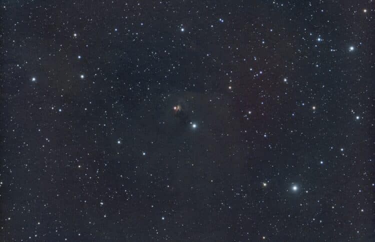 Afgelopen 14 januari (Lum) en 9 februari (RGB + Ha) heb ik geprobeerd de stofwolken in NGC1555 vast