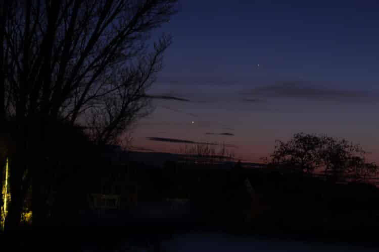 Sfeerfoto op zondagavond (18/3) van de samenstand van Venus en Mercurius. Mercurius was makkelijk te