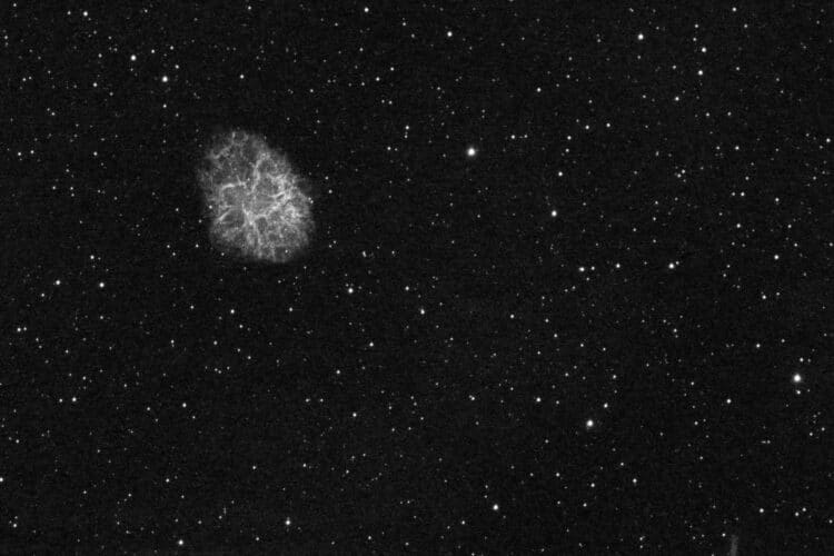 Uitgesneden foto van het supernova restant Messier 1 in Ha, 20 subs van 5 minuten opgenomen met een