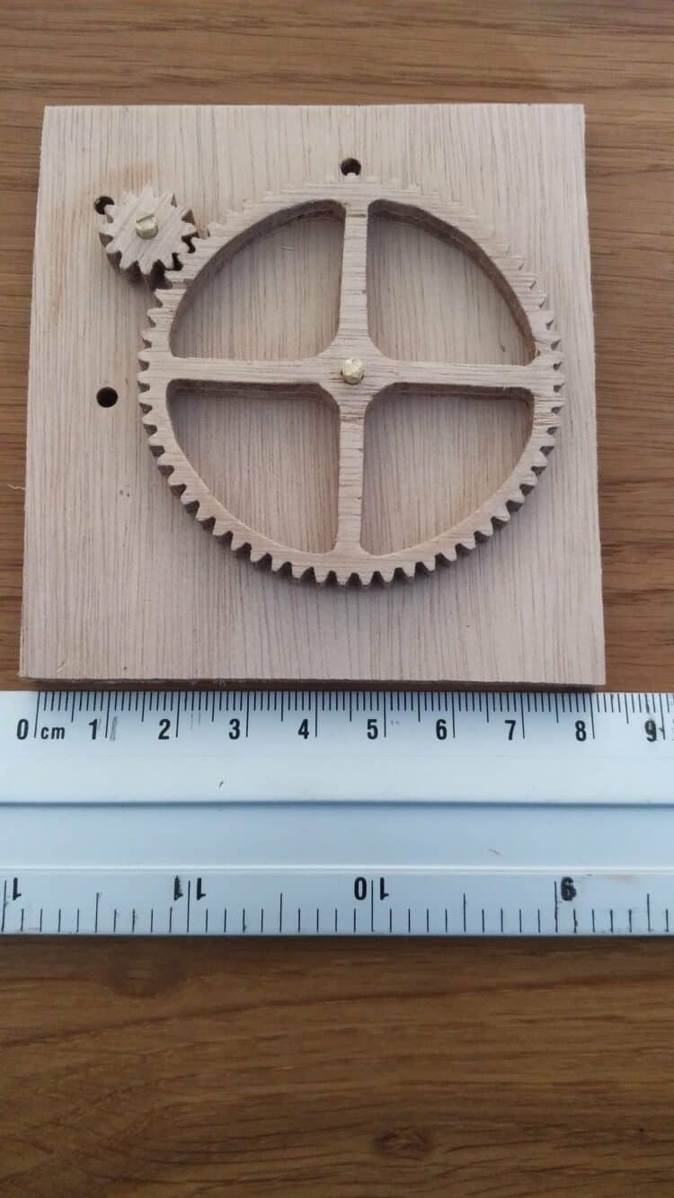 Voorbeeld van een tandwielset in M1. Dit is dus een proefstukje om te bepalen of met 6mm dik hout en
