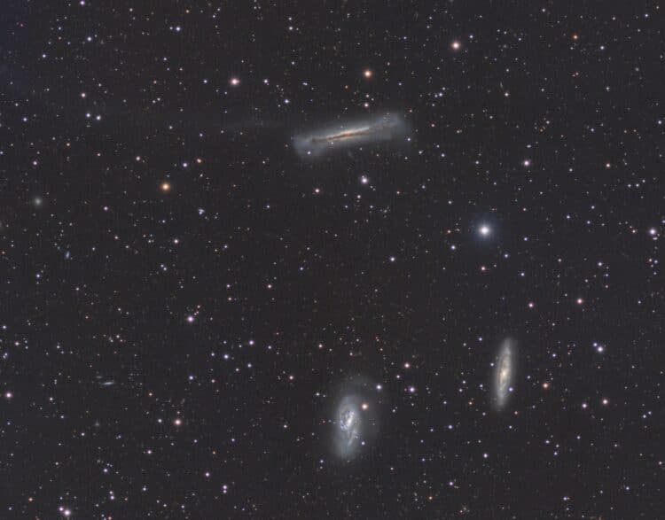 Hier een compleet andere bewerking van dezelfde data.Leo-triplet-40hr-L-arcsinh-RGB-arcsinh-combi-et