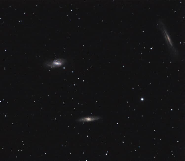 Een gecropte opname van de Leo Triplet in de nacht van 4/5-5-2018 met een gemeten SQM-waarde van 19,