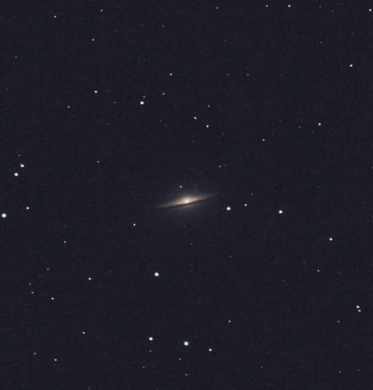 De Sombreronevel M104 bevindt zich als deze door het zuiden gaat maar ca 25 graden boven de horizon.