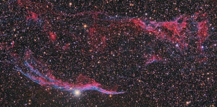 Een crop van paneel 2 van een Puur RGB Mozaiek van de sluiernevel. 43x 300 sec R, 43×300 sec G,