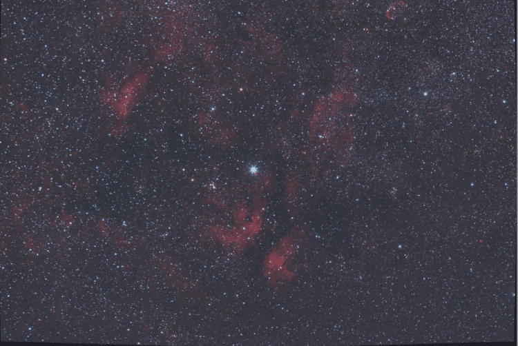De nacht van vrijdag zaterdag heb ik 30 lights van 2 minuten gemaakt van IC 1318 (Vlindernevel) met