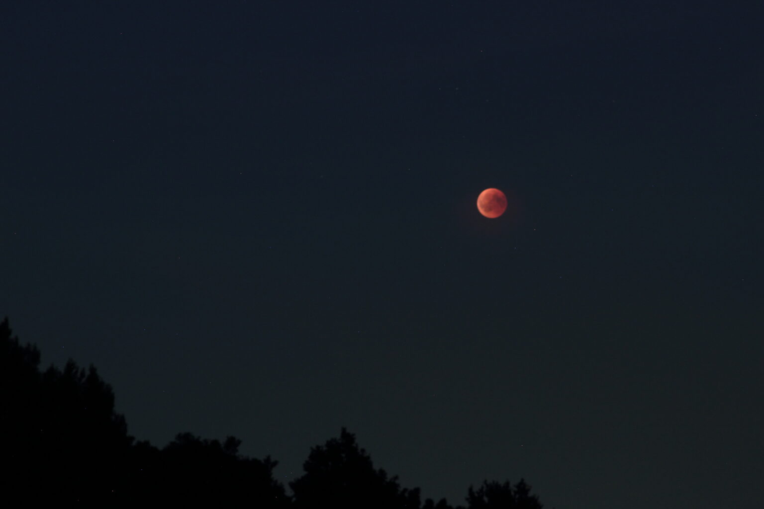 Nog een sfeerplaatje uit Haarlem net voor het einde van de totaliteit. Mars is helemaal rechts onder