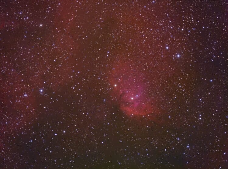 Daar is hij dan, na een week belichten (korte nachten), de Tulpnevel. 2x RGB @ 120 sec + 90x Ha @ 30