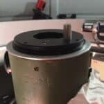 De montering zat aanvankelijk vast op de houten schijf. Daar zaten van die M6 “wokkel-moeren&#