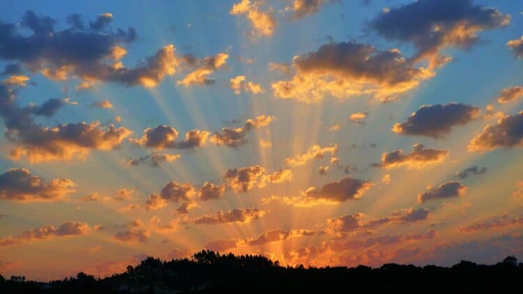 Een kleurrijk verschijnsel tijdens zonsopkomst vanmorgen, ik moest even opzoeken hoe dit verschijnse