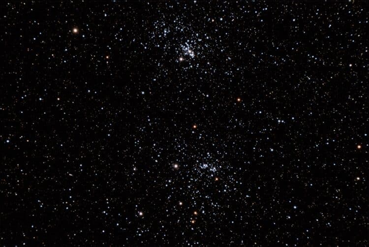 De dubbele sterrenhoop NGC 884 en NGC 869 in het sterrenbeeld Perseus in de nacht van maandag (17/