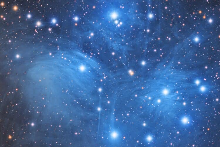 Deze nieuwe versie van M45  is gemaakt met de QHY16200 CCD gedurende 6 nachten met R,G en B filters