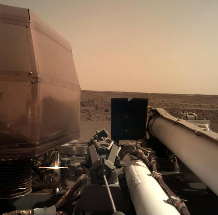 En de Insight lander, met de lenskappen open. Prachtig. pia22575-1041