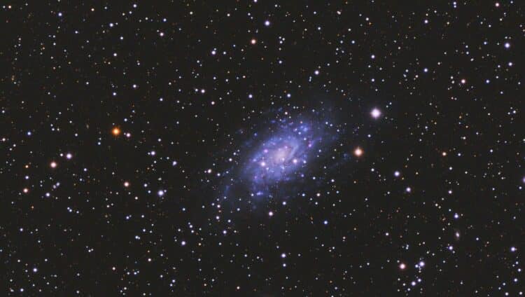 Net M33, maar dan in het klein want 2.7 keer zo ver weg (8 miljoen i.p.v. 3 miljoen lichtjaar) 40x 3