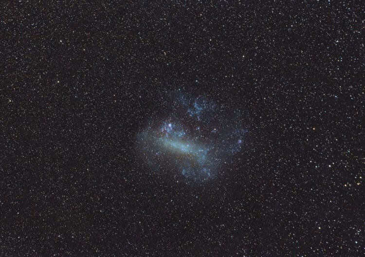 En als laatste in de serie, de LMC of Large Magellanic Cloud. De streperige sterren zijn hier pijnli