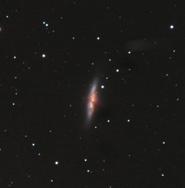M82 “het Sigaarstelsel” in het sterrenbeeld de Grote Beer, samen met M82 ontdekt door Johann E