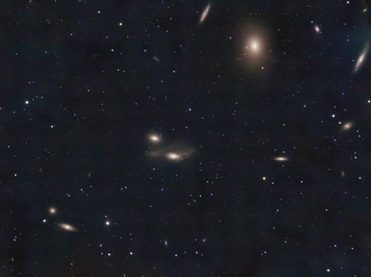 NGC4438 en een stuk of wat andere sterrenstelsels ook gemaakt vanuit de sterrenwacht in Limmen. 374 