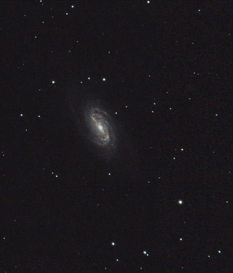 Een opname van NGC 2903 in het het sterrenbeeld de Leeuw op 4 en 10 april 2019. Het stelsel bevindt 