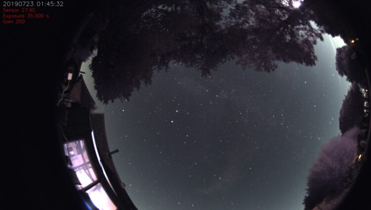 De 1ste timelapse. Met een ISS overgang een en aparte stervormige licht “flits” ? onder 