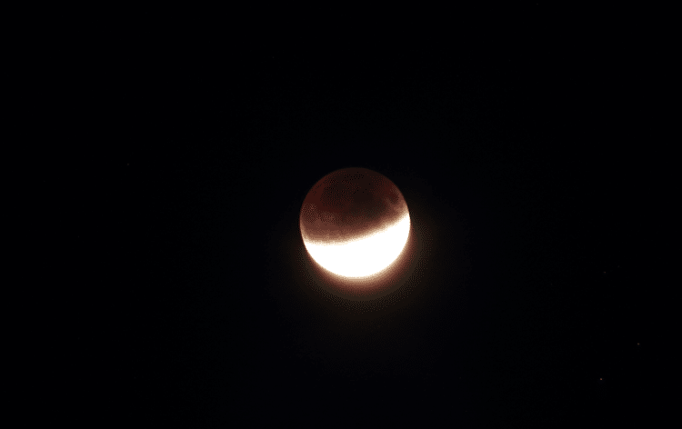 Een impressie van de gedeeltelijke maansverduistering van gisteren (23,36 uur) te Haarlem. Op dat mo
