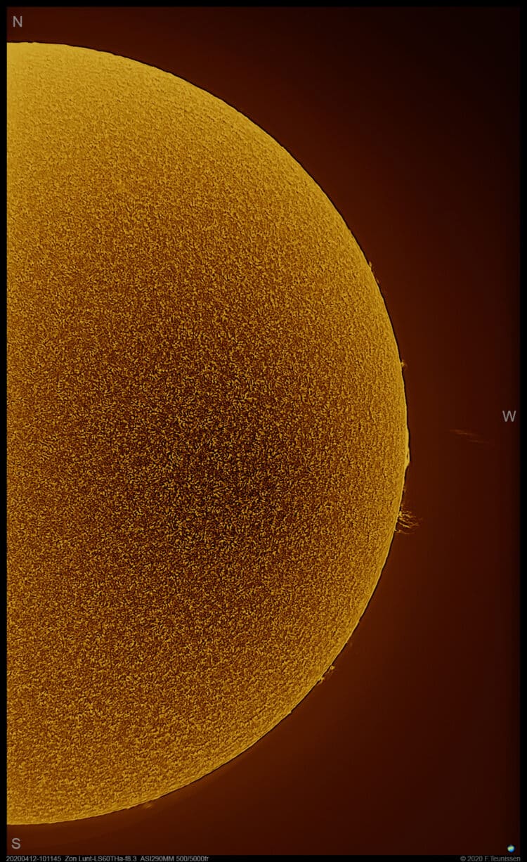 Zon in Hα, 12 april 2020 Bij een zeer goede seeing de Zon in H-alpha opgenomen. Aan de noord-westel