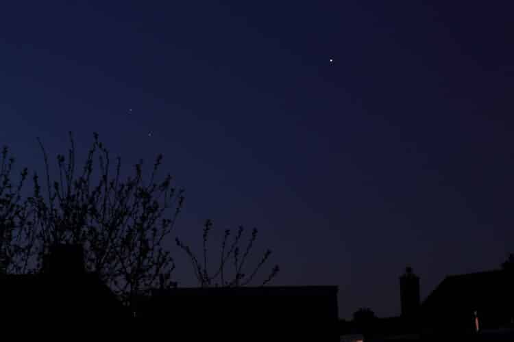 Vanmorgen dinsdag (31/3) om ca 6,15 uur de samenstand tussen Jupiter (rechts), Saturnus (links boven