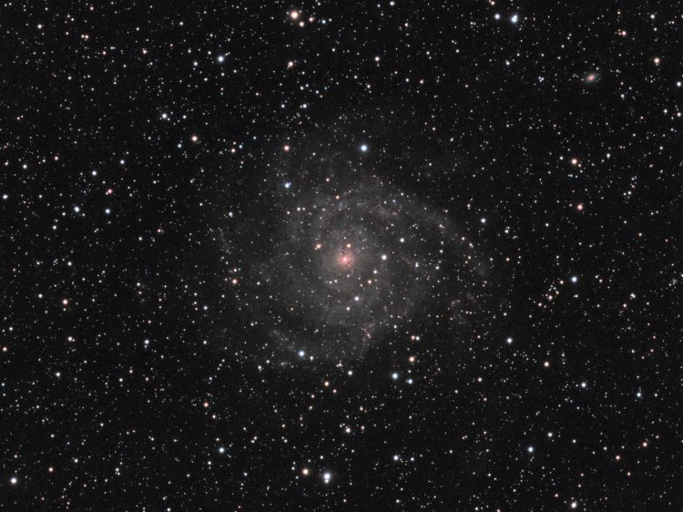 Het sterrenstelsel IC342 wordt ook wel de Hidden Galaxy genoemd. De term Hidden Galaxy heeft het gek