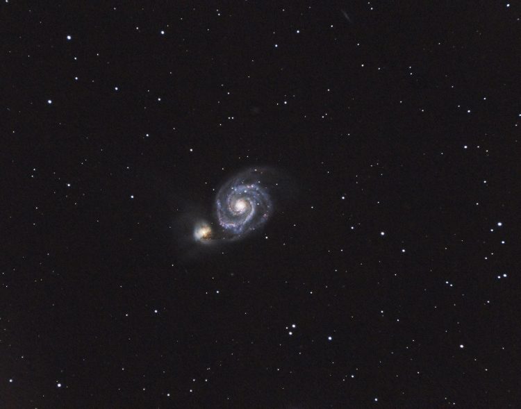 Een gecropte opname van M51 (Draaikolknevel)  met daar achter NGC  5195 gefotografeerd in de nacht