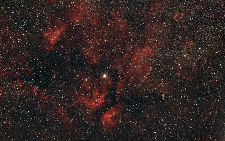 De Vlindernevel  IC 1318 en de Sikkelnevel  NGC 6888 bij Sadr in het sterrenbeeld de Zwaan. 13-7-2