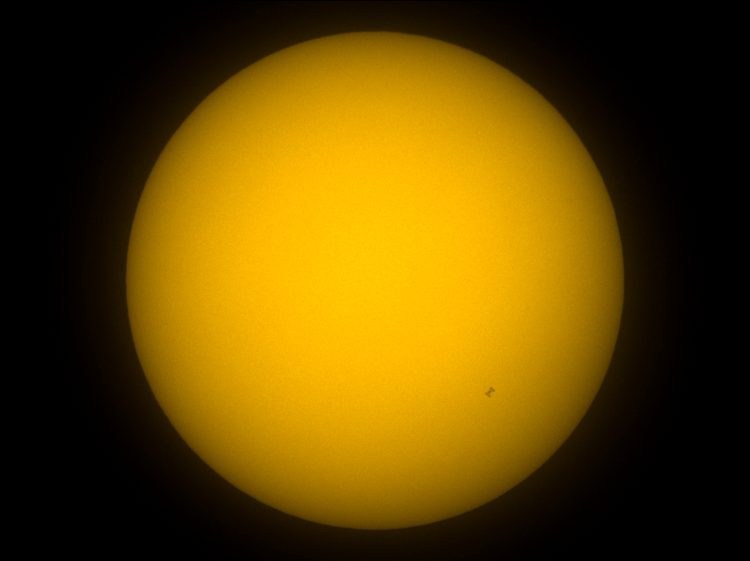 Volgens https://transit-finder.com/ zou vanmiddag om 17:12:17 MEZT vanuit mijn achtertuin het ISS vr