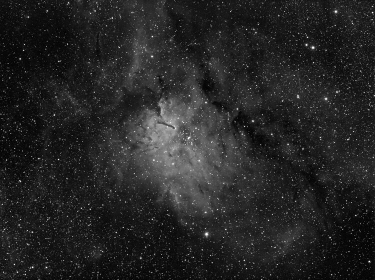 NGC6823 is een open sterrenhoop in een nevel met de naam Sh2-86. Het is een mooi gebied voor H-alpha