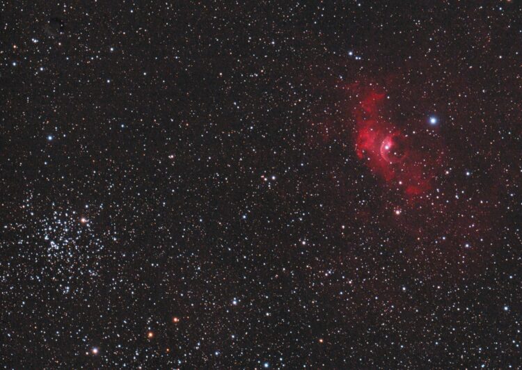 Rechts zien we de Zeepbelnevel  NGC 7635 en links onder de open sterrenhoop M52. Op genomen op 13-9