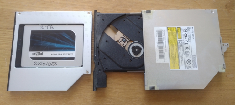 De Toughbook laptop heeft een 2 Terabyte SSD intern en een DVD drive, maar ik doe tegenwoordig niets